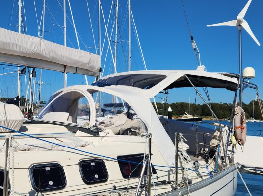 Dodger bimini infill with window